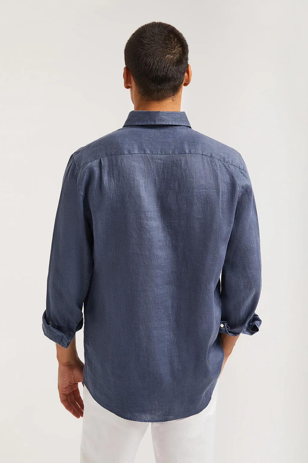 Camisa de lino azul denim con logo bordado