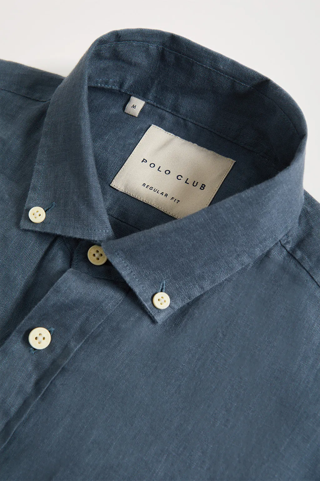 Camisa de lino azul denim con logo bordado