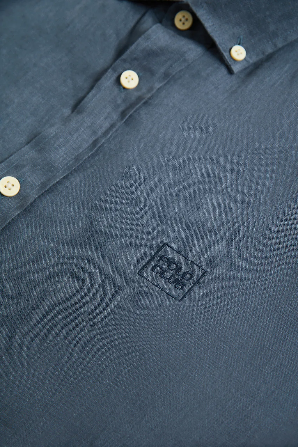 Camisa de lino azul denim con logo bordado