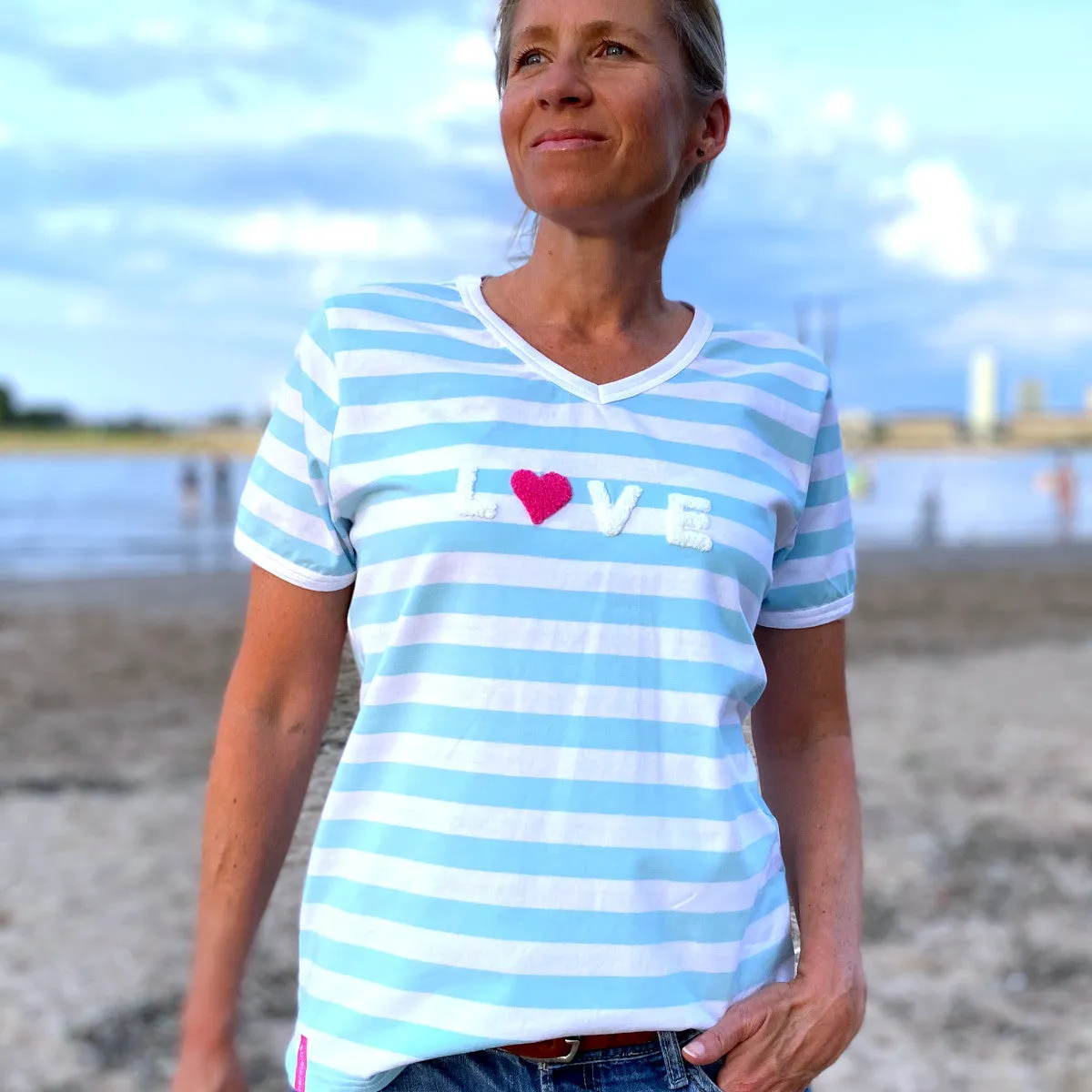 Herzlein® T-Shirt mit Flausch-Stick "LOVE" gestreift in Hellblau - Weiß