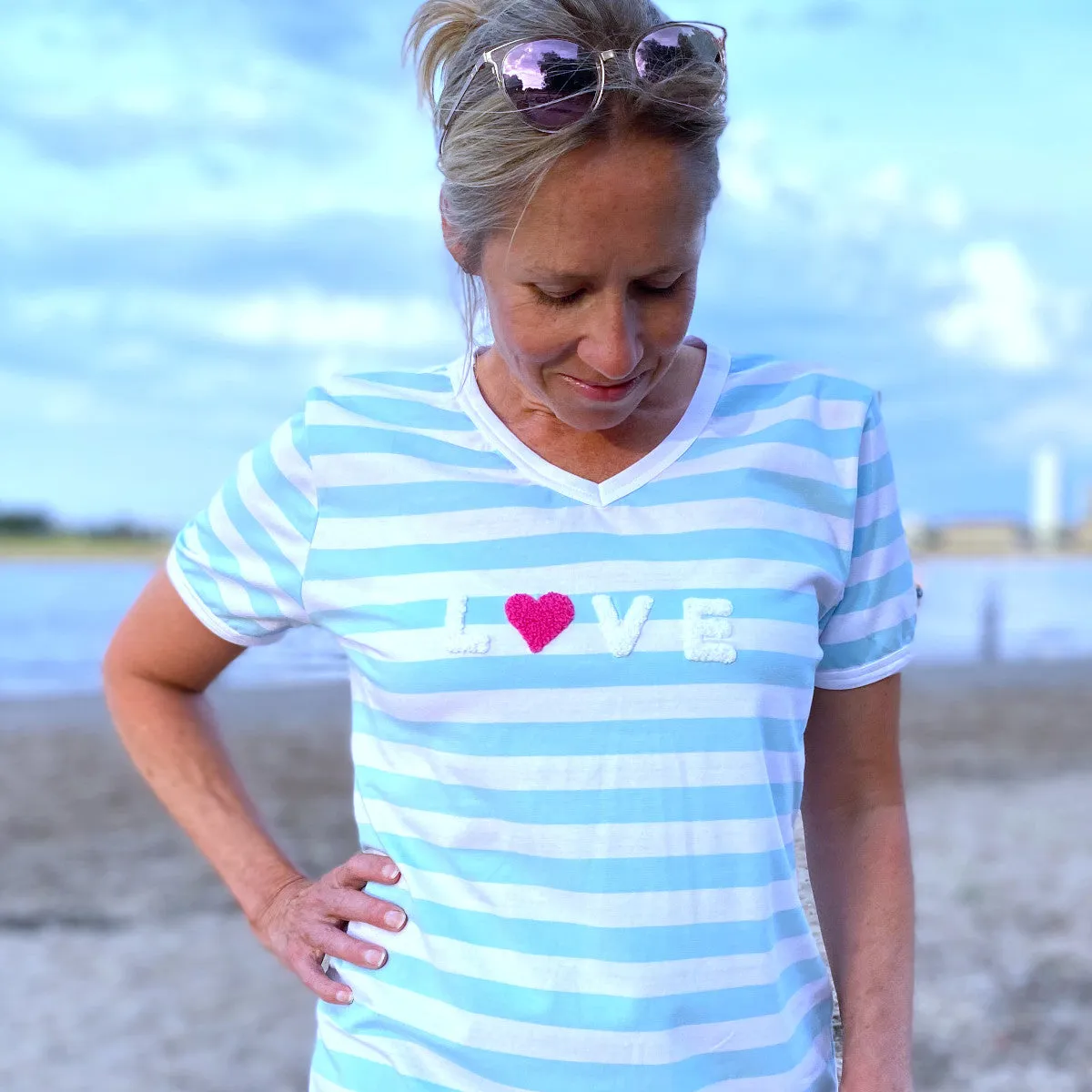 Herzlein® T-Shirt mit Flausch-Stick "LOVE" gestreift in Hellblau - Weiß