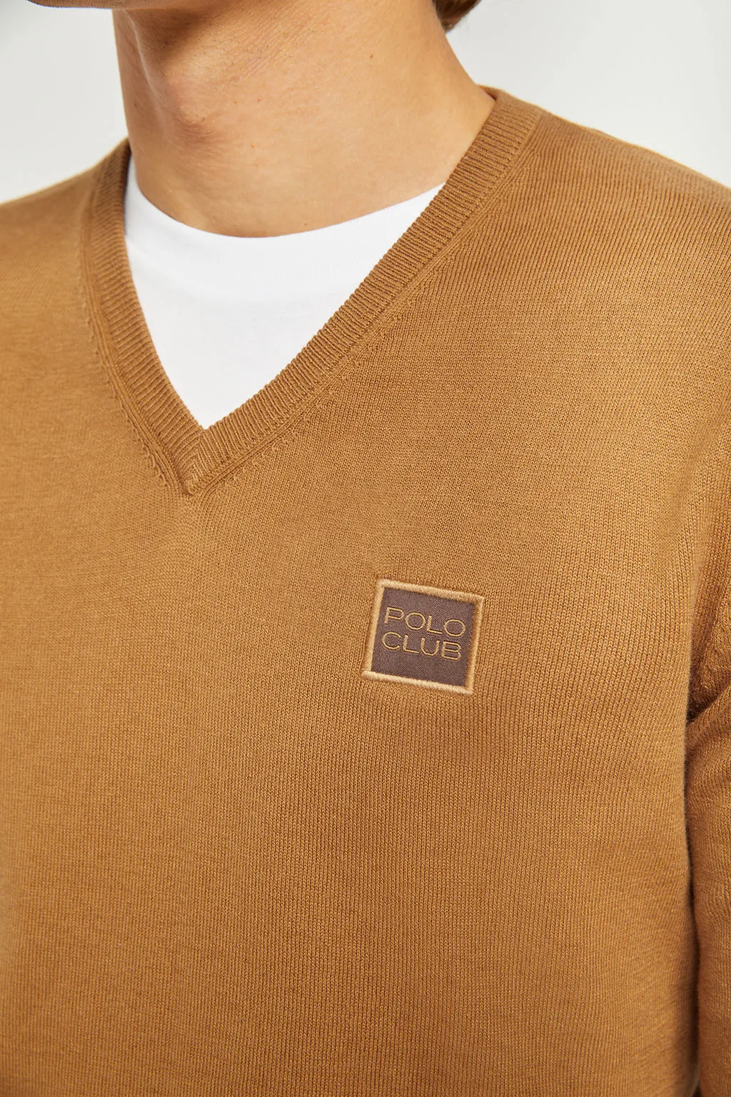 Jersey básico de cuello de pico marrón con logotipo Polo Club