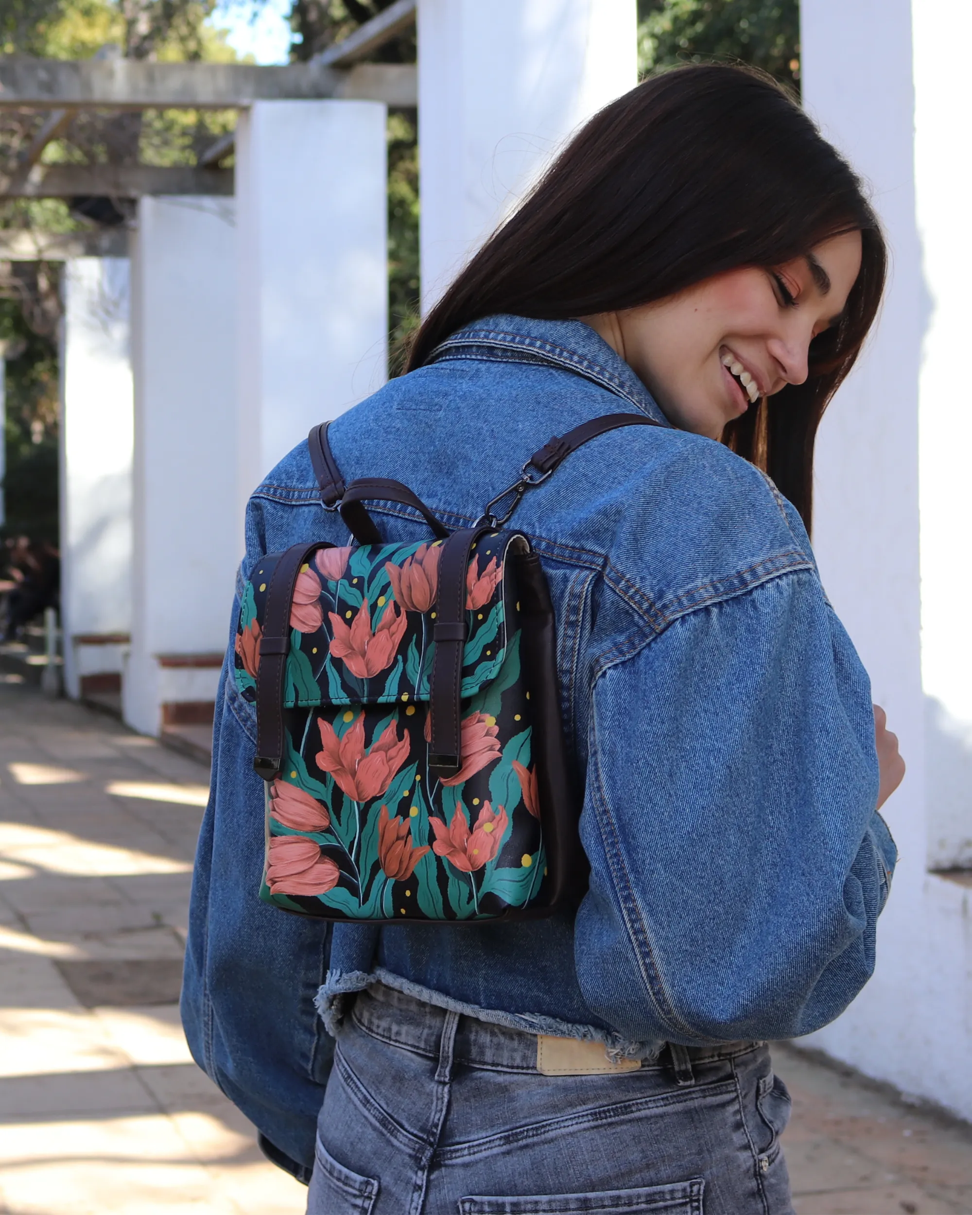 Mochila Flores Rojas en Negro